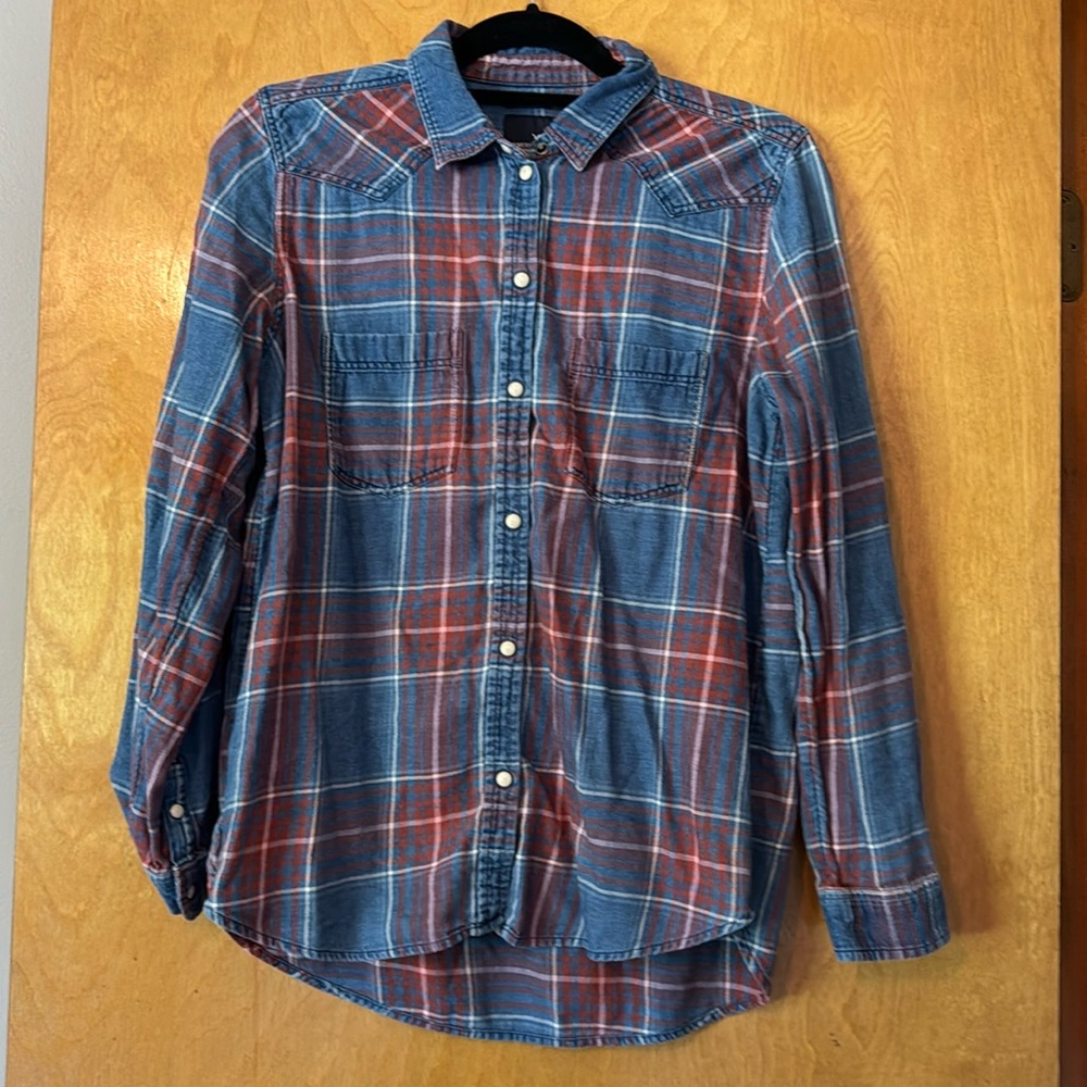 Used blue and red boyfriend fit American eagle flannel size M